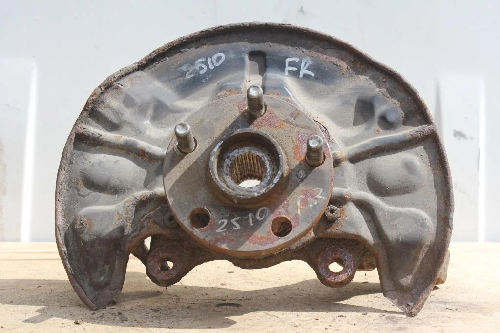 Б.у. кулак поворотный TOYOTA AVENSIS ZZT251 TOYOTA AVENSIS ZZT251