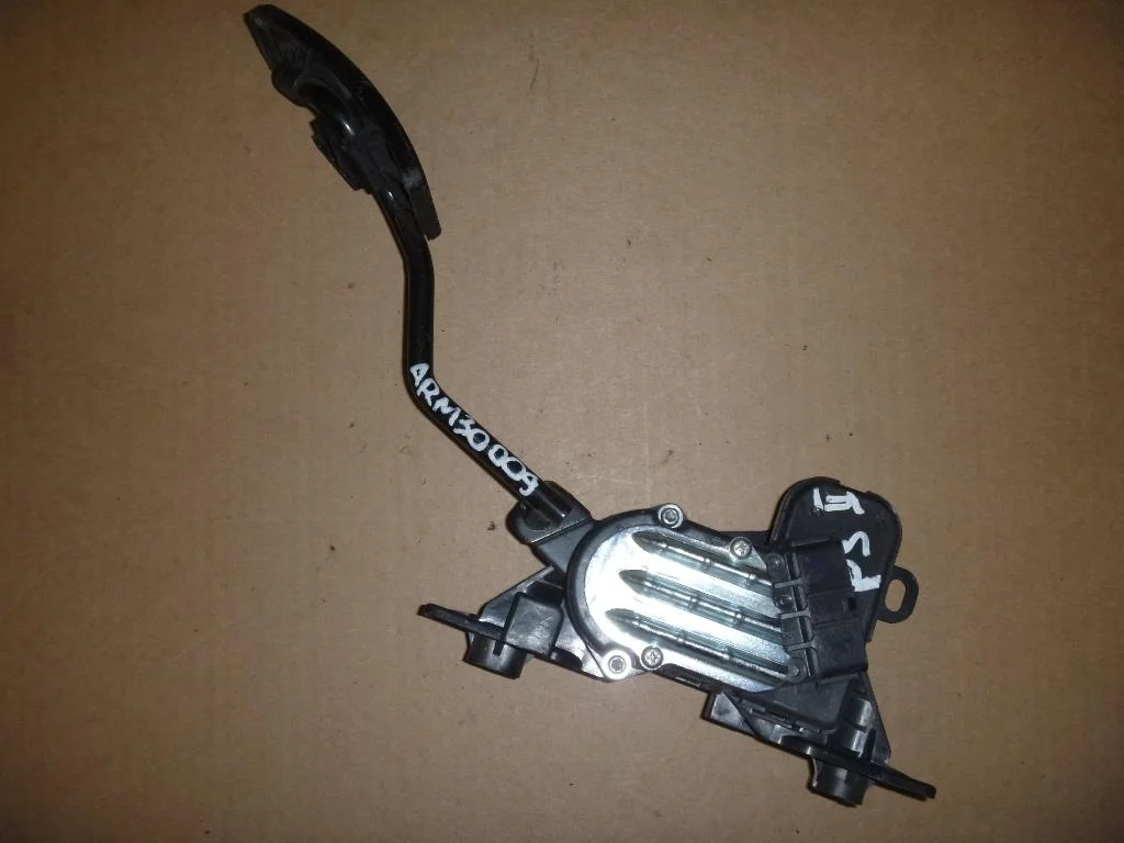 Б.у. педаль газа MITSUBISHI L200 KB4T MITSUBISHI L200 KB4T