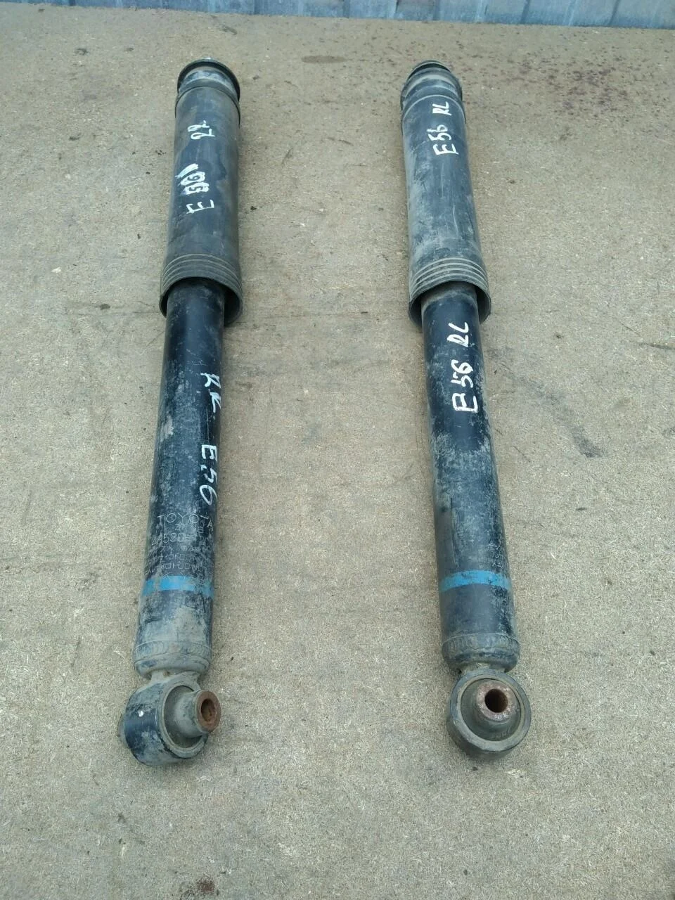 Б.у. амортизатор  2 шт TOYOTA COROLLA ZRE151 TOYOTA COROLLA ZRE151