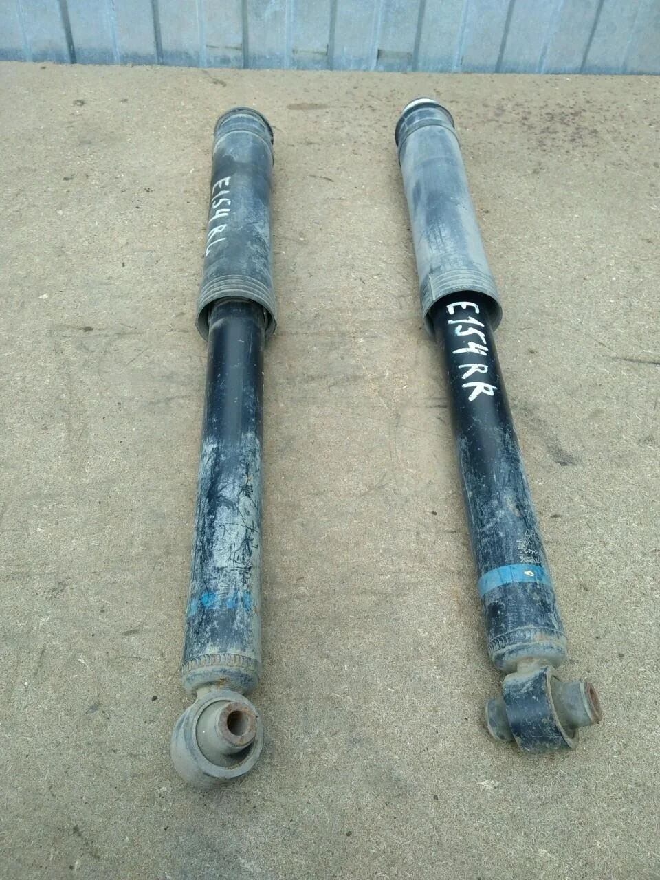 Б.у. амортизатор  2 шт TOYOTA COROLLA ZRE151 TOYOTA COROLLA ZRE151
