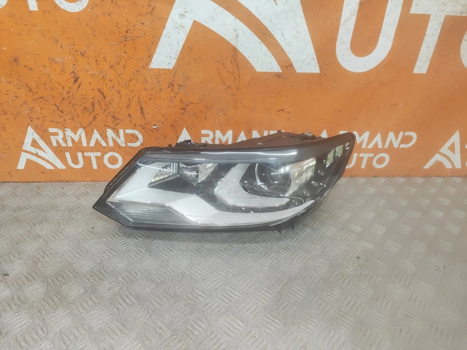 Фара Volkswagen Tiguan 2011-2018