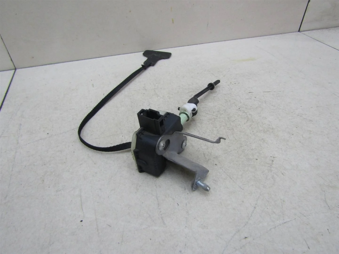 Активатор замка крышки бензобака Toyota Avensis II 2003-2008  [7703005011]  1.8 16V 1ZZFE в Вологде