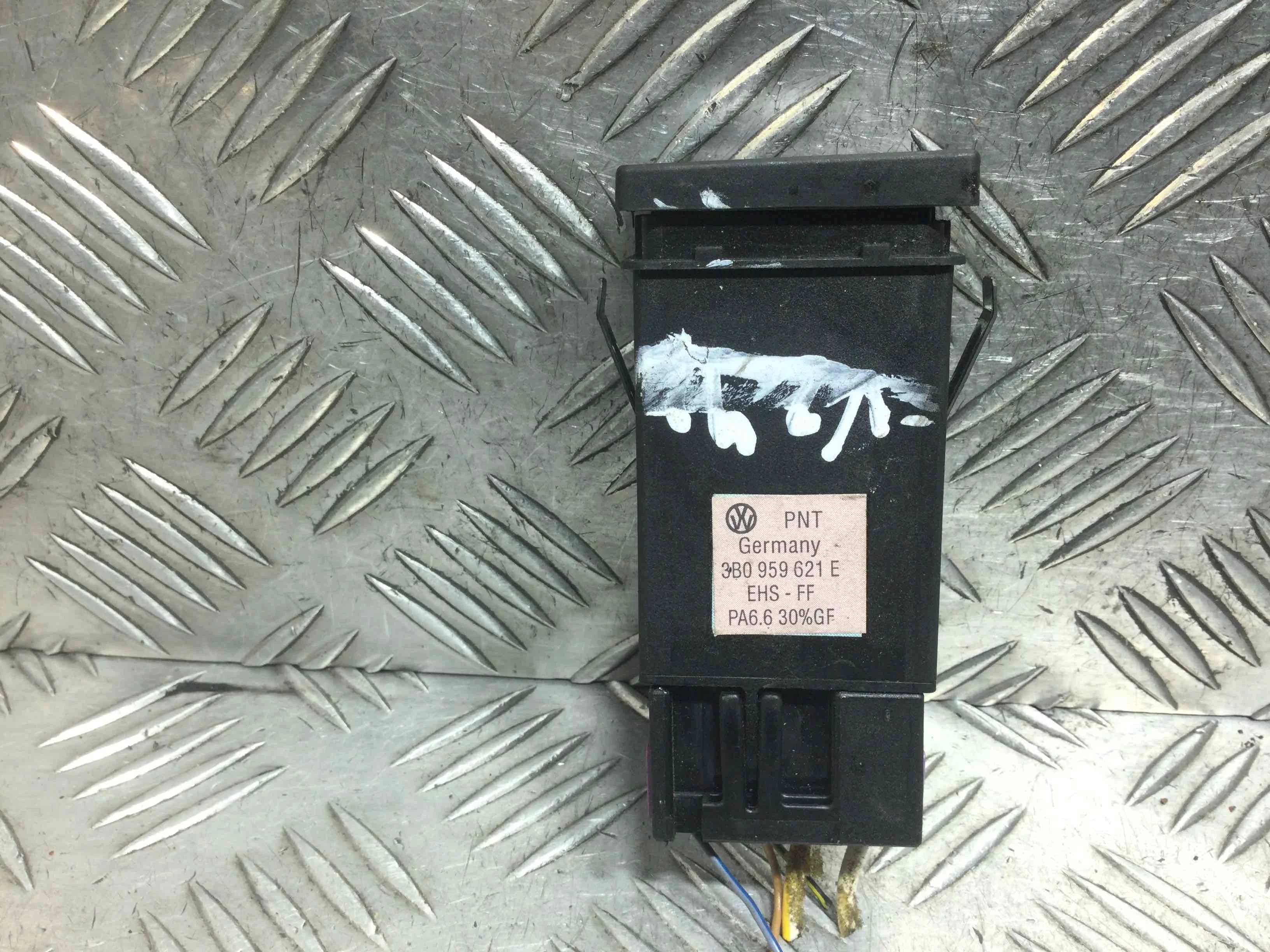 Кнопка подогрева заднего стекла Volkswagen Passat B5 (1996-2000) бензин 1.6 i Механика Универсал