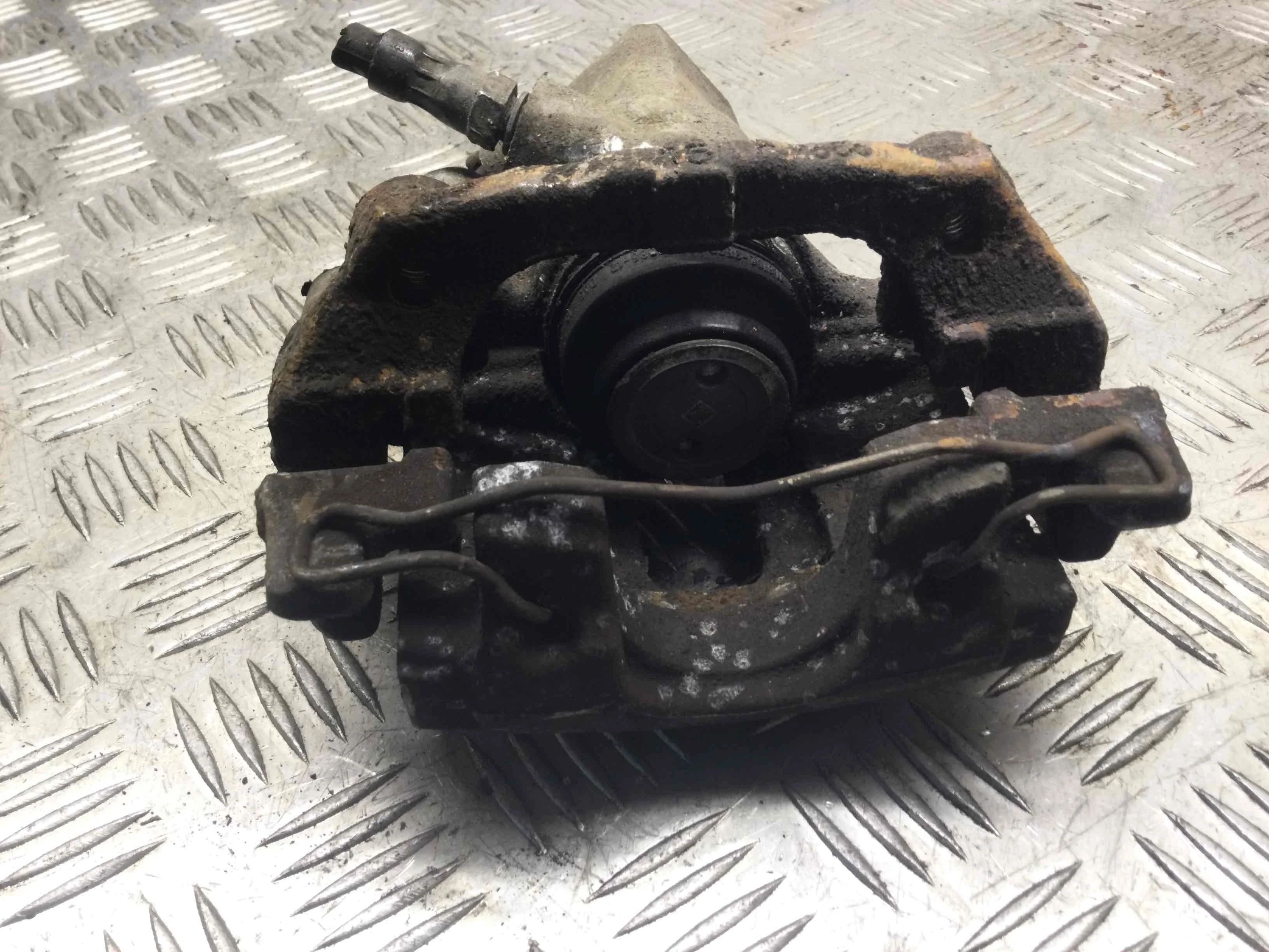 Суппорт задний правый Ford C-MAX 1 поколение (2003-2007) дизель 1.6 TDCi Механика Минивэн