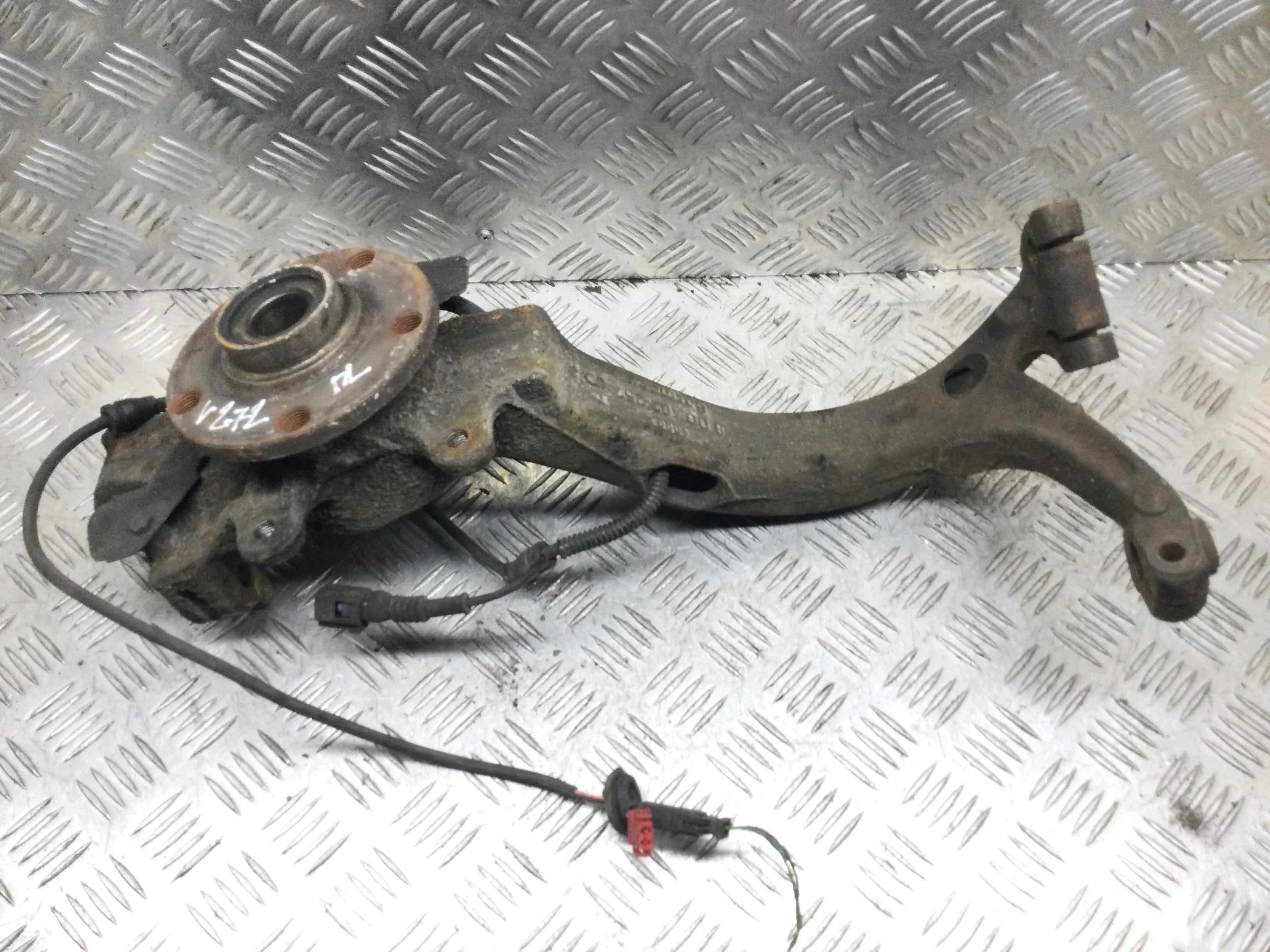 Ступица передняя левая Volkswagen Passat B5 (1996-2000) бензин 1.6 i Механика Универсал