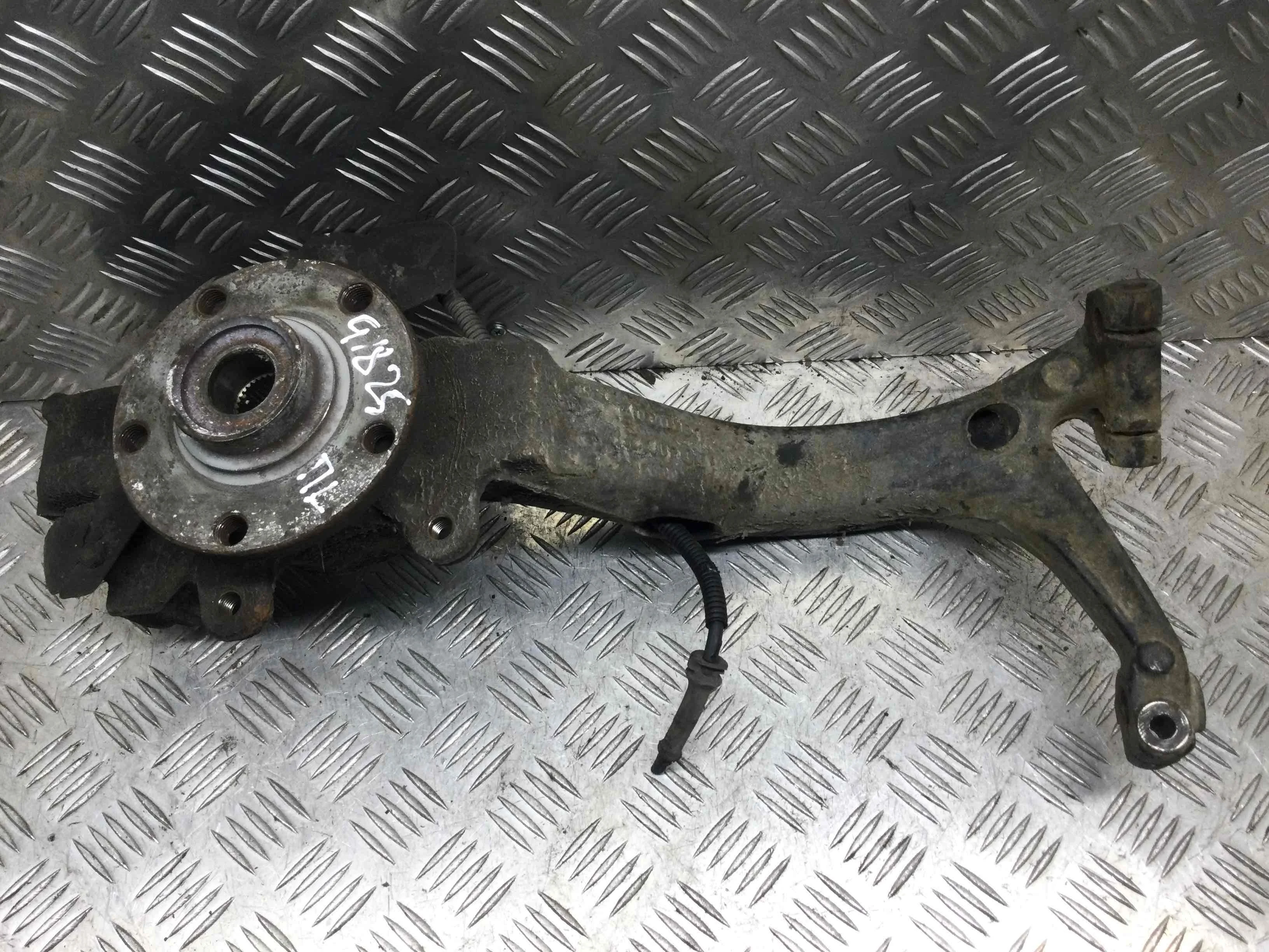 Ступица передняя левая Volkswagen Passat B5 (1996-2000) бензин 1.6 i Механика Седан