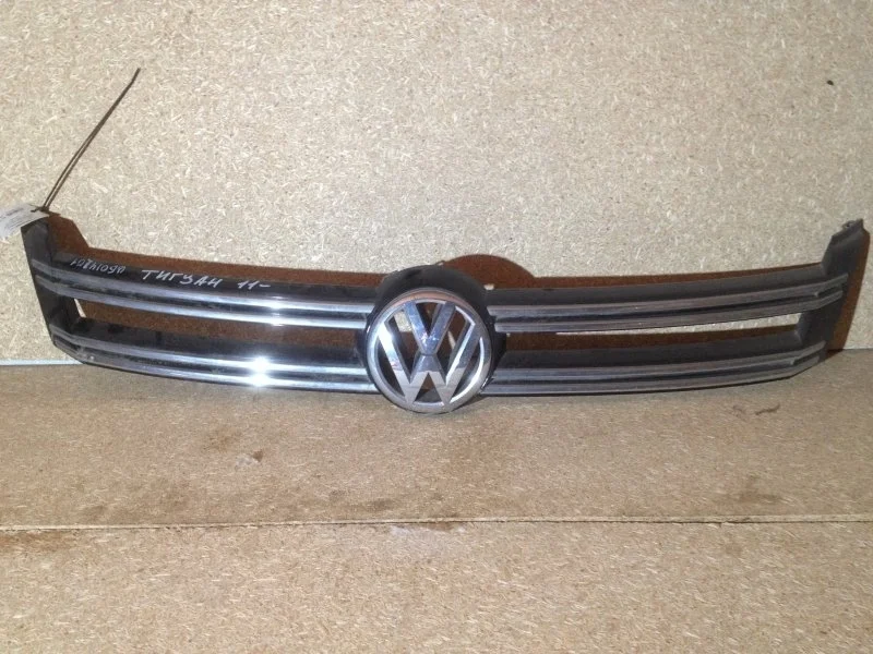 Решетка радиатора Volkswagen Tiguan 2011 - 2016 5N0853653E, передняя