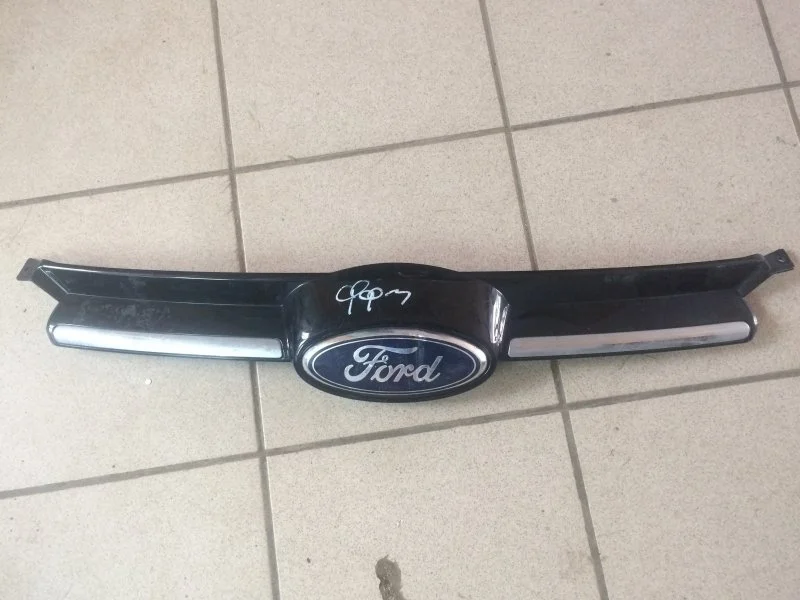 Решетка радиатора Ford Focus 2011 1719227 CB8, передняя