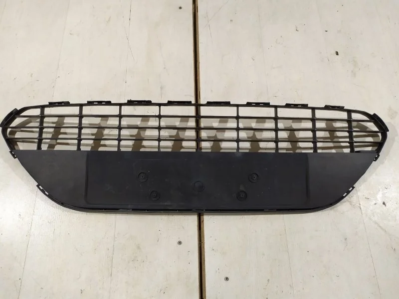 Решетка бампера Ford Focus 2008 - 2011 8M5117B968BE CB4, передняя