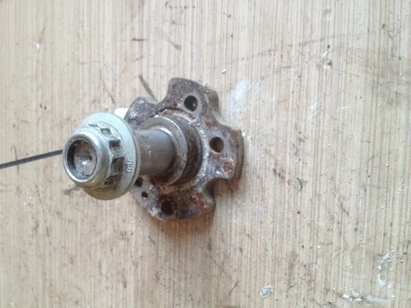 Цапфа Volkswagen Polo 2011 - 2015 6RU501117