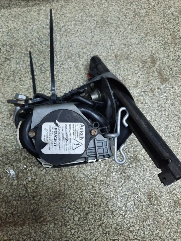 Ремень безопасности Peugeot 308 2007 - 2015 8975K5, правый