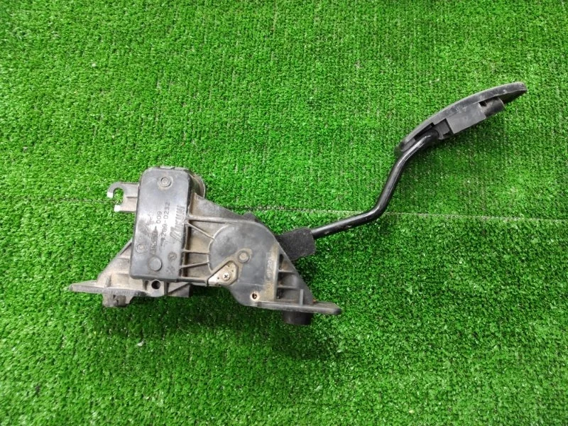 Педаль газа Mitsubishi Pajero Sport 2006 - 2016 MR992933 KH, передняя