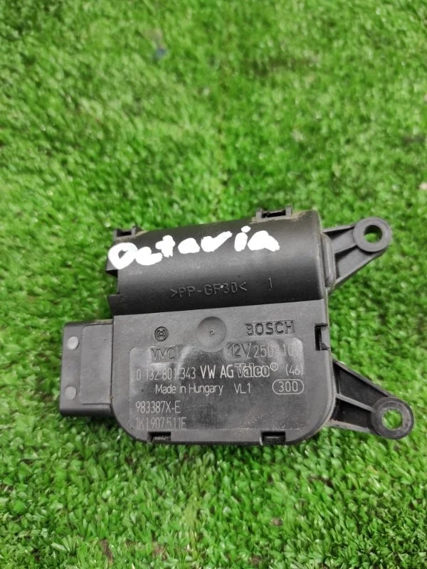 Моторчик заслонки отопителя Skoda Octavia 2010 1K0907511E A5 CAXA