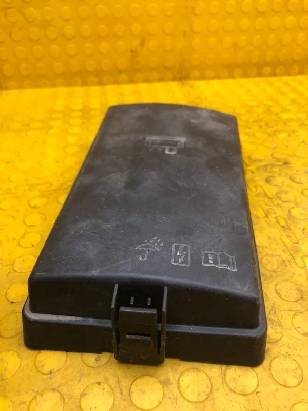 Крышка блока предохранителей Skoda Kodiaq 2019 5Q0937132C NS7 CZDA