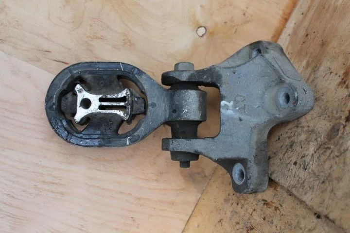 Б.у. опора двигателя NISSAN JUKE F15E NISSAN JUKE F15E