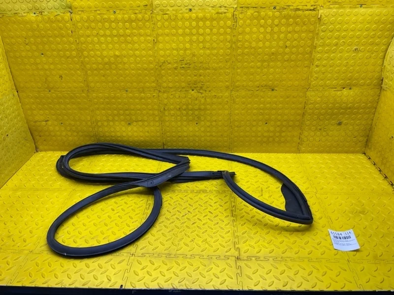 Уплотнитель опускного стекла Toyota Land Cruiser Prado 2016 6786160170 GDJ150 1GD8125212