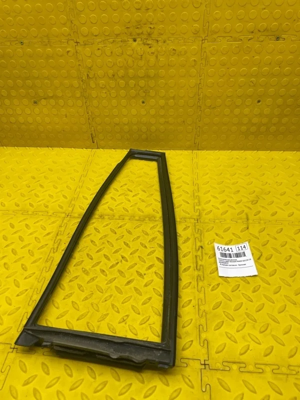 Уплотнительная резинка Toyota Land Cruiser Prado 2016 6818960070 GDJ150 1GD8125212
