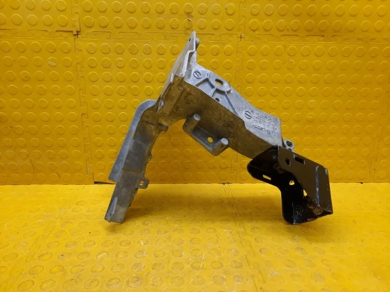 Кронштейн Mercedes-Benz Glc- Class 2015 A2536210600 X253 M651 D22, передний левый