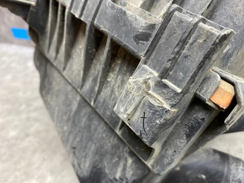 Корпус воздушного фильтра Opel Corsa D 2007 55557185 4 (3D) 1.0 Z10XEP AT