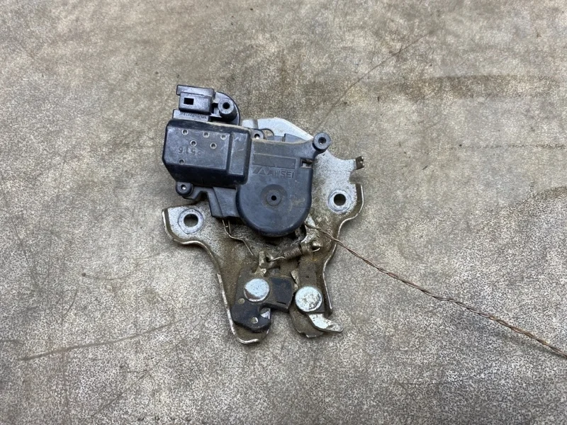 Замок багажника Mitsubishi Lancer 2012 5927A012 10 1.6 4A92 АКПП