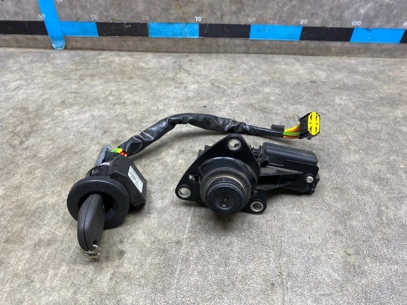 Замок зажигания Renault Duster 2013 6001546809 1 1.6 K4MA690 MT 2WD
