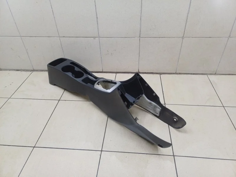 Консоль центральная Hyundai Solaris 2012 846121R000 1 1.6 G4FC MT