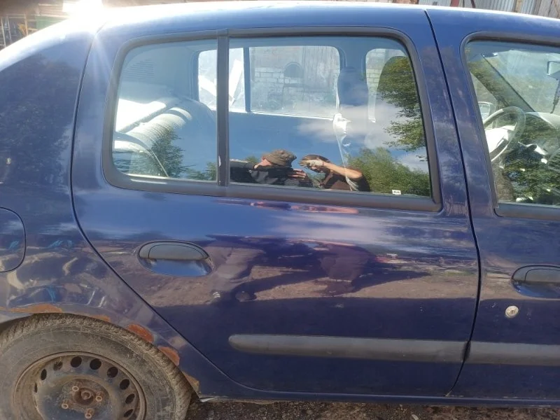 Дверь Renault Symbol 2003 7751472477 1.4 K7JA700, задняя правая