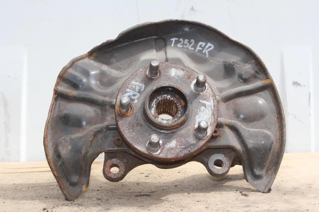 Б.у. кулак поворотный TOYOTA AVENSIS AZT250 TOYOTA AVENSIS AZT250