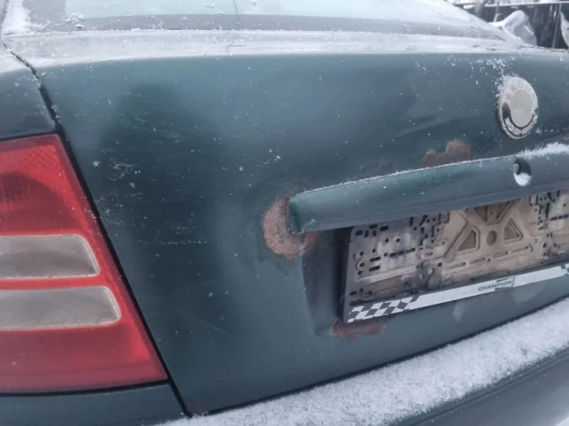Крышка багажника Skoda Octavia 2008 1U6827025 A4 1.4 BCA MT