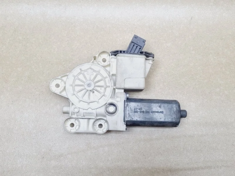 Моторчик стеклоподъемника Toyota Avensis 2007 6981005050 2.0 1AZ-FSE AT, передний правый