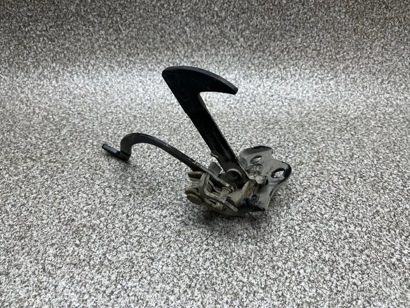 Замок капота Skoda Octavia 2012 1Z0823480F A5 1.4 BUD MT