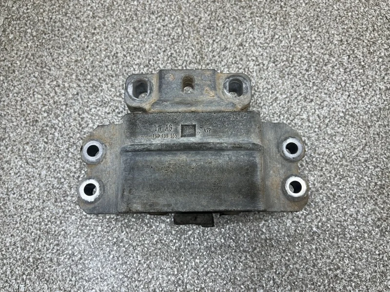 Опора двигателя Skoda Octavia 2012 1K0199555 A5 1.4 BUD MT