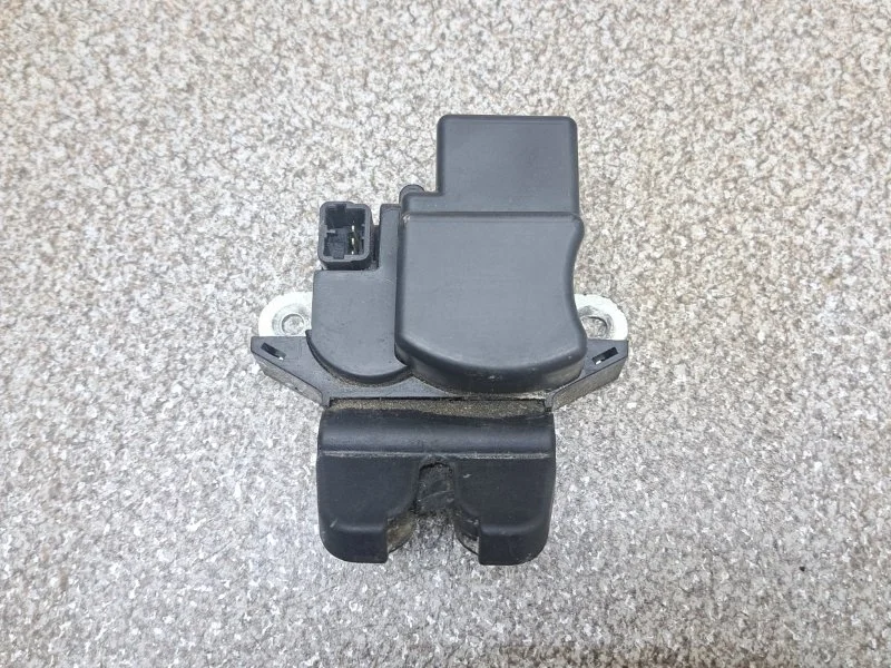 Замок багажника Kia Rio 2012 812304Y020 3 1.6 G4FC MT