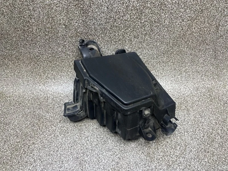 Корпус блока предохранителей Renault Duster 2014 243822641R 1.5 K9KE884 MT