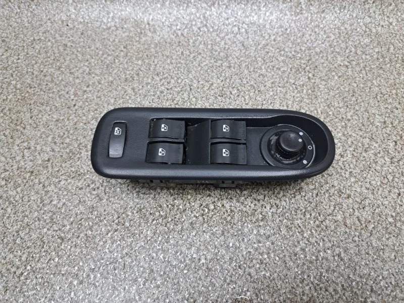 Блок управления стеклоподъемниками Renault Kangoo 2011 8200476806 2 1.6 K7M750, передний левый