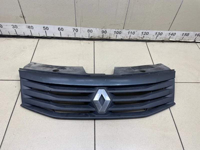 Решетка радиатора Renault Sandero 2011 8200798524 1.4 K7J710