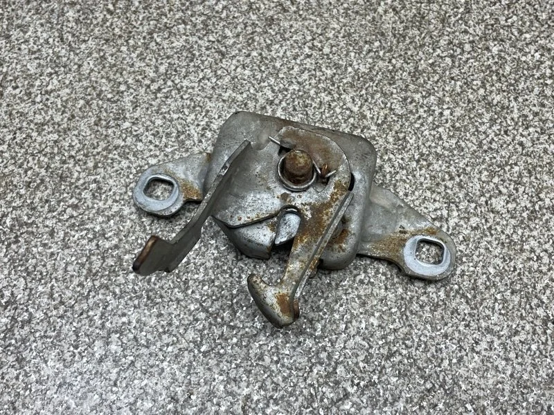 Замок капота Renault Duster 2012 656010017R 2.0 F4R400 МТ