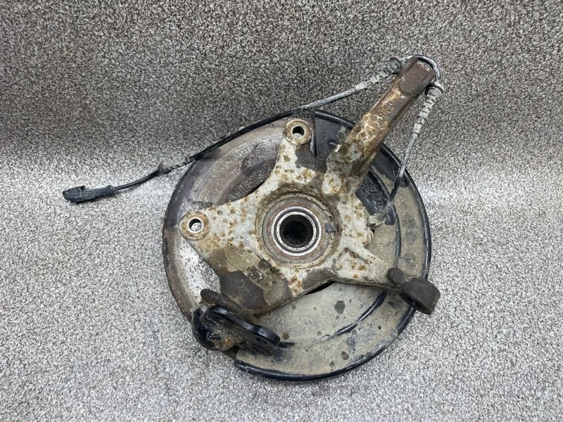Кулак поворотный Renault Duster 2012 8200881916 2.0 F4R400 МТ, передний правый