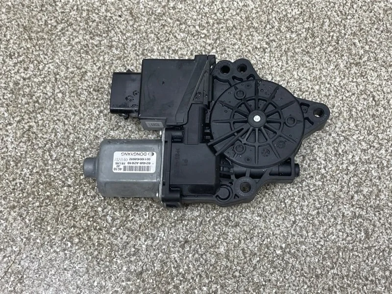 Моторчик стеклоподъемника Kia Ceed 2014 82450A2010 JD 1.6 G4FG AT, передний левый