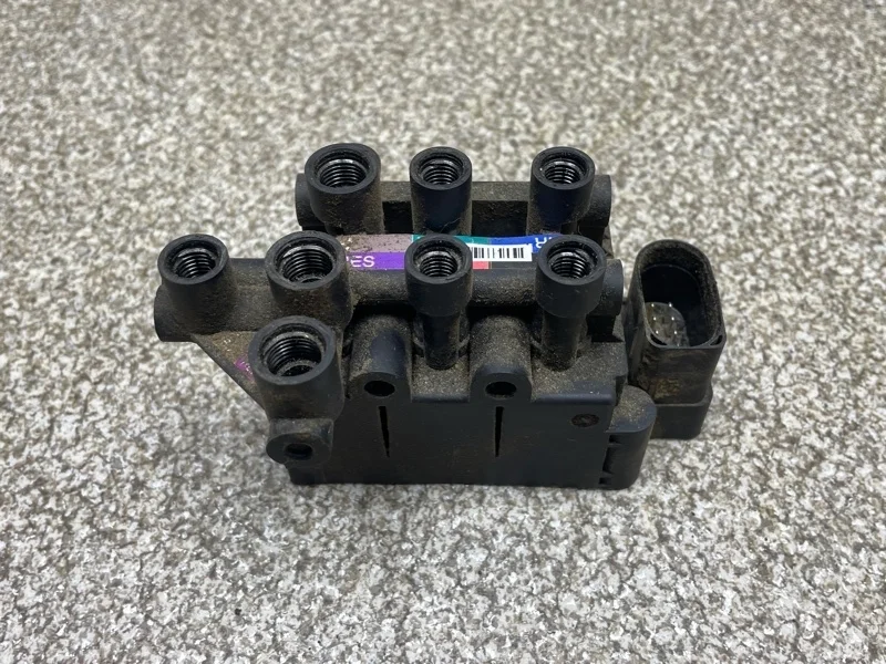 Блок клапанов пневмоподвески Volkswagen Touareg 2018 4M0616013A 3 3.0 DCBE