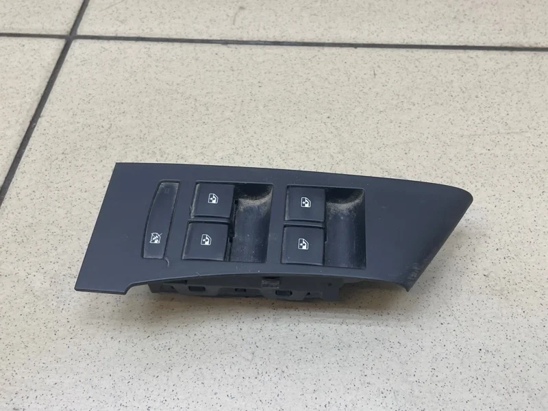 Блок управления стеклоподъемниками Opel Astra 2014 13305011 J 1.6 A16XER MT, передний левый