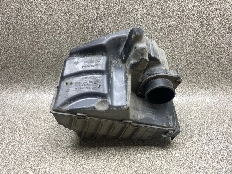 Корпус воздушного фильтра Renault Megane 2010 8200947663 3 1.6 K4M838 MT