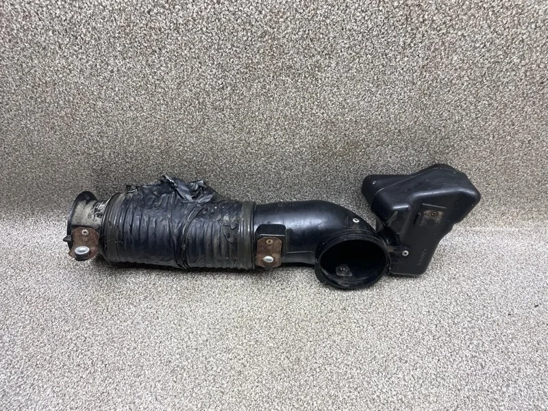 Патрубок воздушного фильтра Toyota Land Cruiser 2008 1770951010 J200 1VDF 4.5 AT