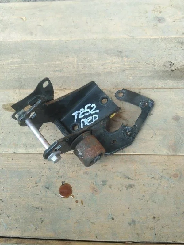 Б.у. кронштейн опоры двигателя TOYOTA AVENSIS AZT250 TOYOTA AVENSIS AZT250
