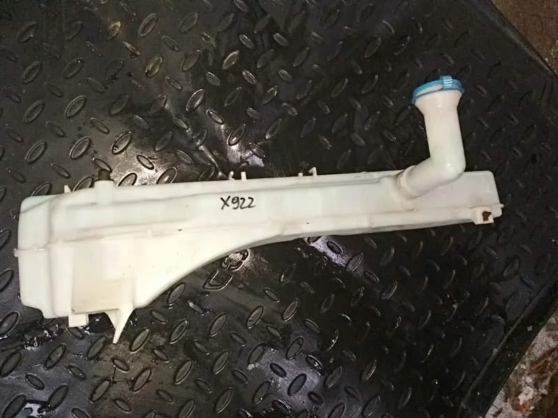 Б.у. бачок омывателя SUZUKI  XL7 JA627 SUZUKI XL7 JA627