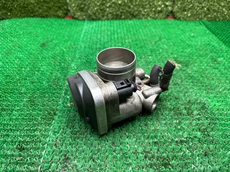 Дроссельная заслонка Volkswagen 2001-2006 06A133062N