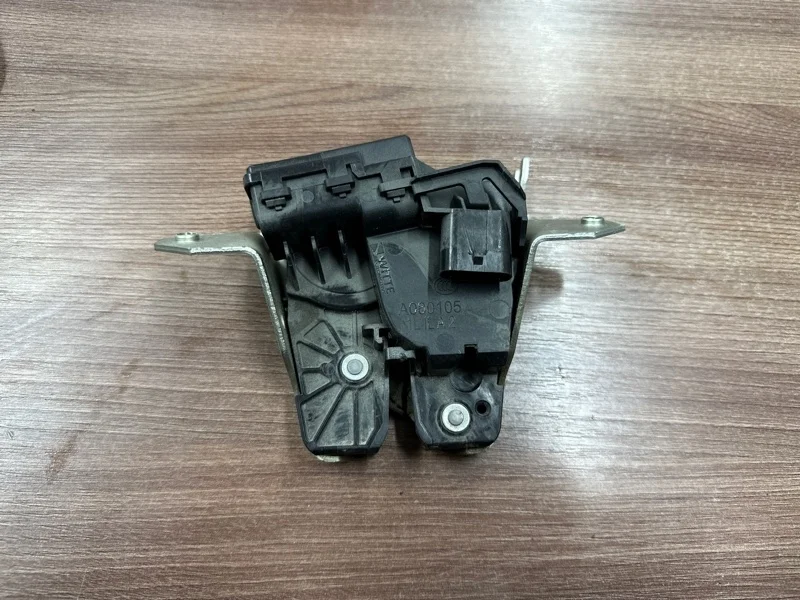 Замок багажника Mercedes A0997400600