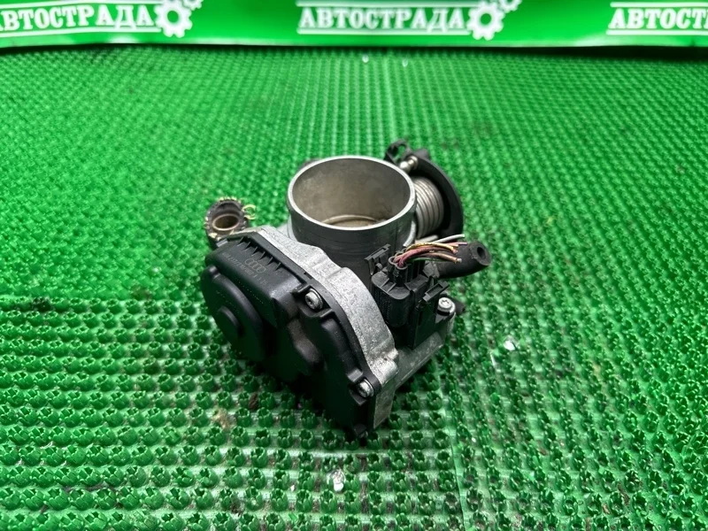 Дроссельная заслонка Audi A4 058133063B