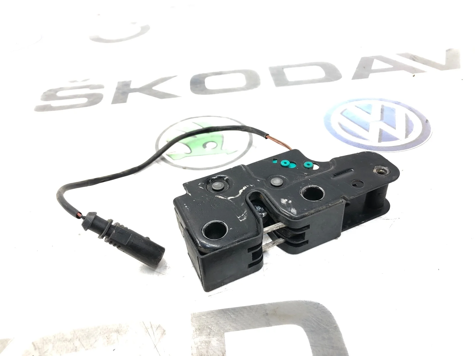 Замок капота Volkswagen Amarok 2012 2H0823509B