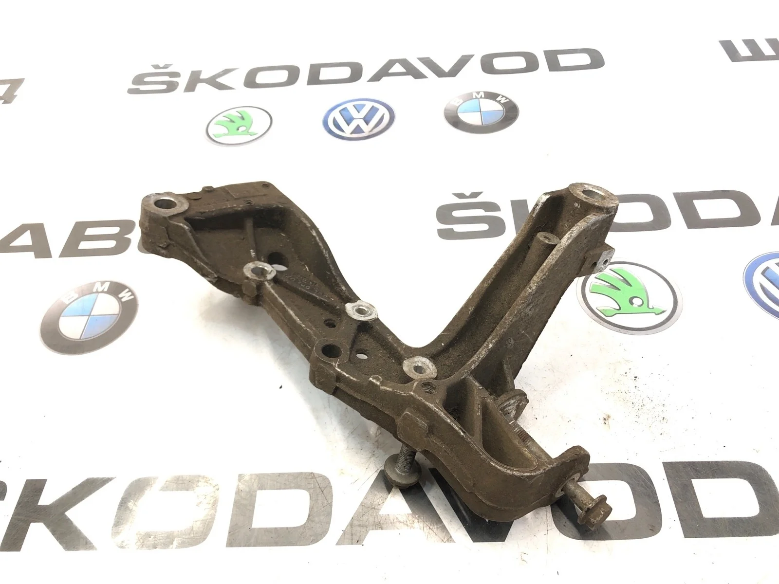 Кронштейн подрамника Skoda Octavia 2011 1K0199295F A5 (1Z), передний левый